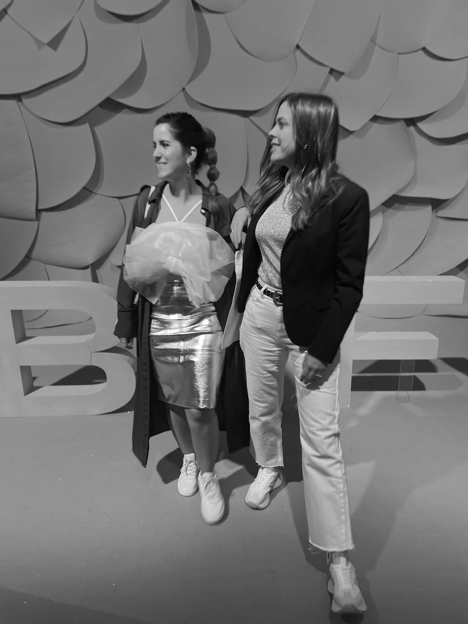 angi y cristel posando en un evento
