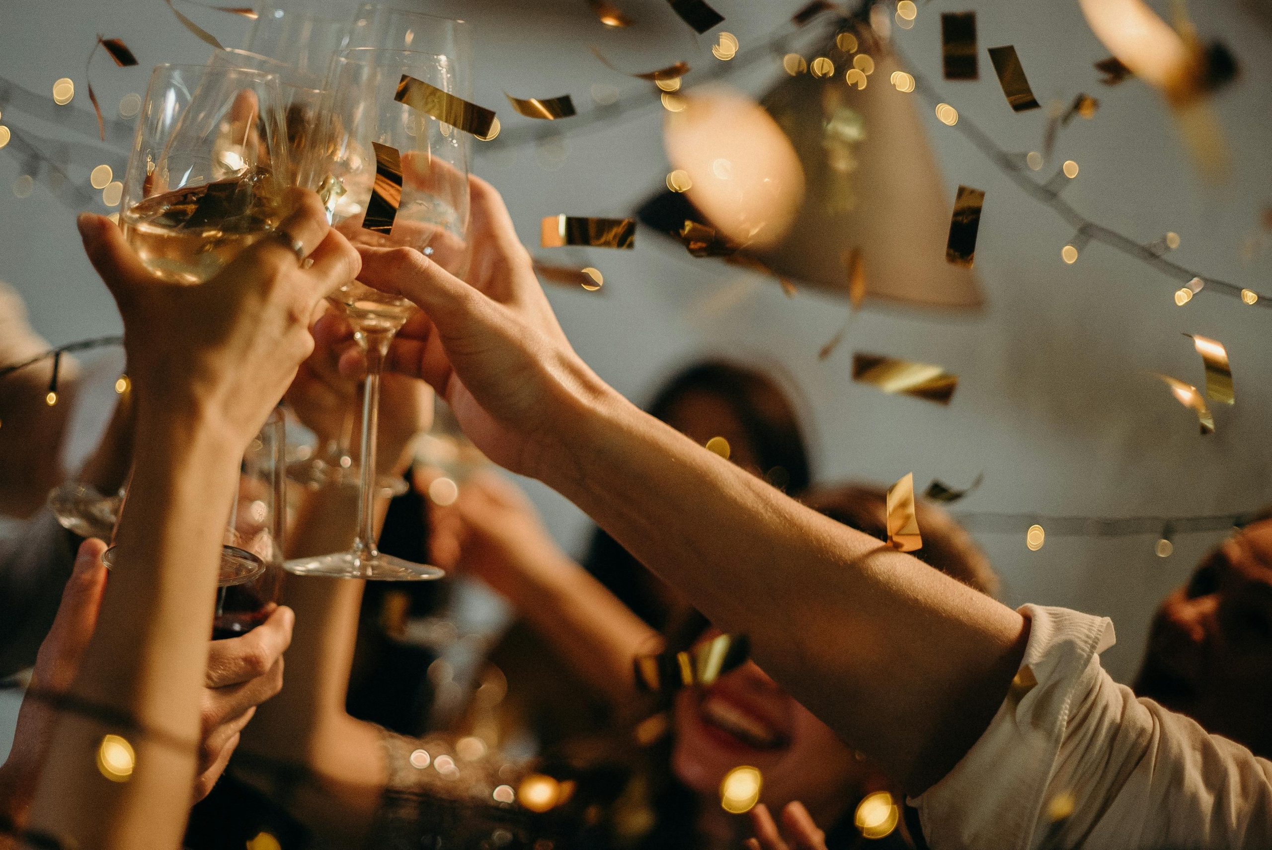 varias personas celebran y brindan con copas de vino en un ambiente festivo